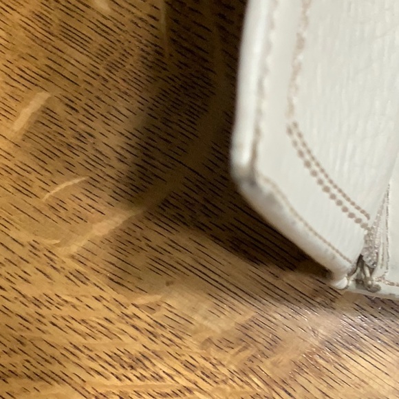 Elegant Beige Leather Wallet - Picture 6 of 11